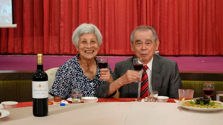 我跟太太在2019年七月二十七日我的九十歲生日宴的照片。