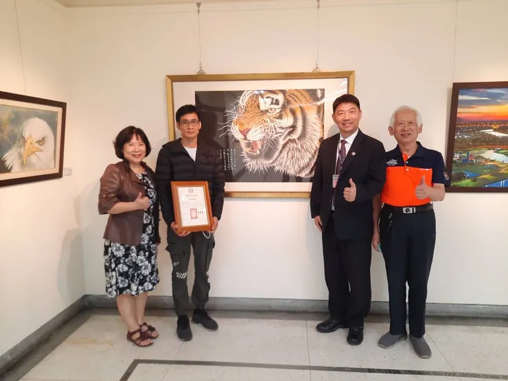 由莊進益大師創作的藝術作品獲獎無數,也大方授予其他同區的學員專業指導,以自身之力成就他人美德。