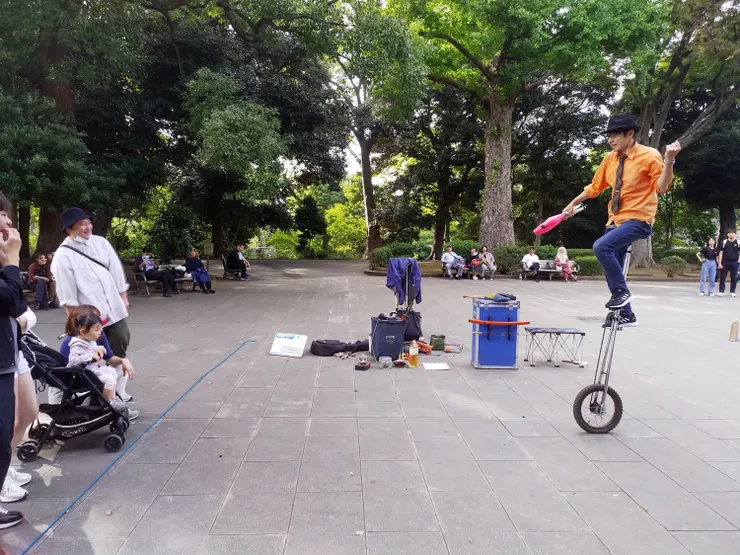 很配合的白衣大哥