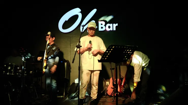 上海的夜，不只有霓虹和高樓，還有輕吧裡的駐唱歌手。木質小舞台、柔和燈光，歌聲輕輕流淌，偶爾夾雜著酒杯碰撞的清脆聲。這裡的夜晚既私密又熱鬧，是城市深處的溫柔角落。上海的夜生活，就像這些輕吧一樣，低調卻迷人，每個音符都在講故事。