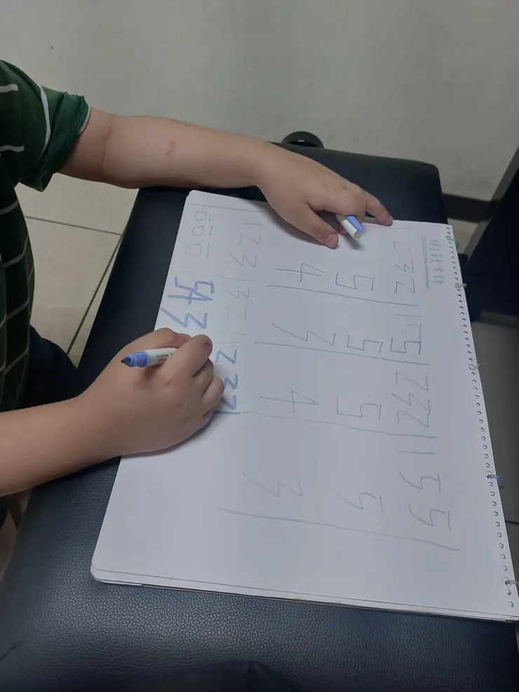 上圖為自閉症幼兒自行創作簡譜