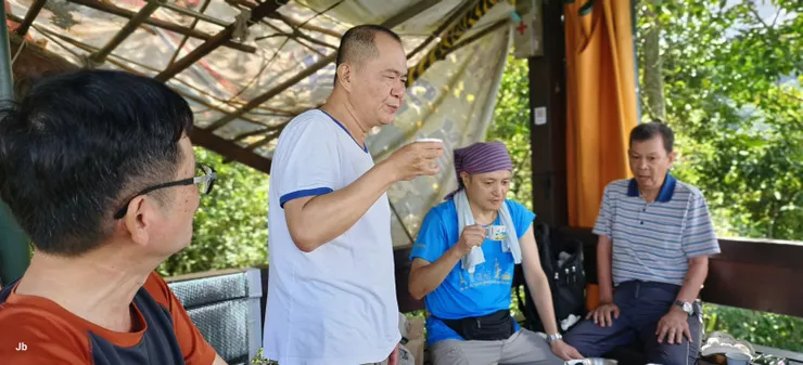 【許兄帶頭唱起鄧麗君淡淡幽情《但願人長久》。】