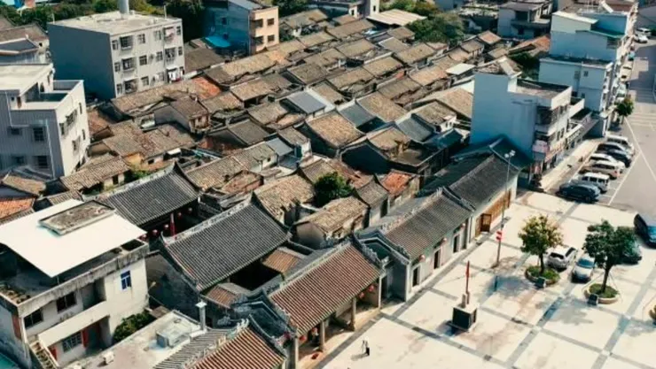 「中國作家第一村」位於廣東省東莞市樟木頭鎮官倉社區，是中國首個由政府引導、作家自發聚集而成的文學聚落。