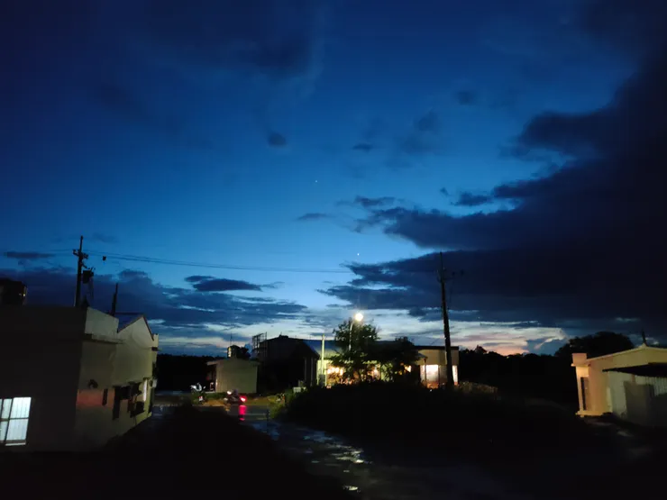 晚上的大廳看出去，對面是島上最晚關門的酒吧