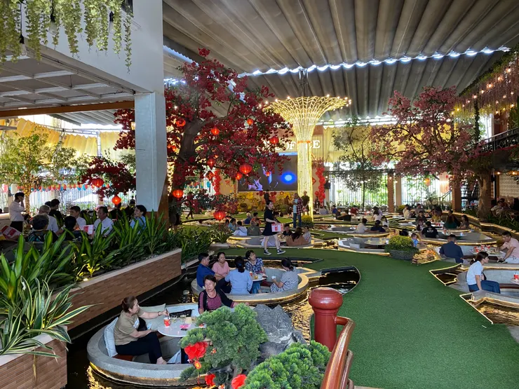 水裡面養魚，可以花錢買魚飼料