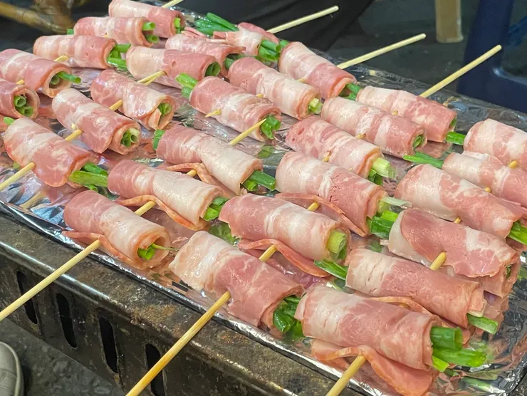 蔥不能多、培根切面朝內，輕輕捲，才能捲出好的蔥肉捲