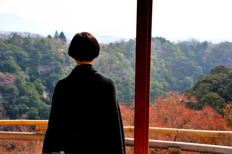 老婆在客殿前廊遠眺