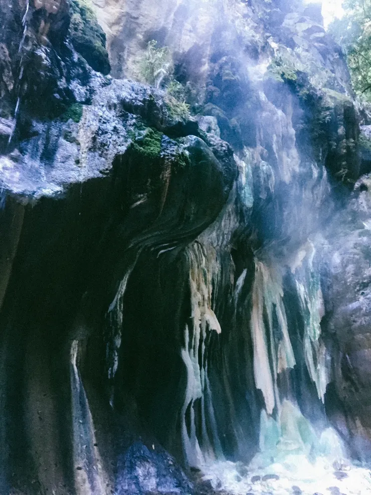 號稱台灣最美麗的野溪溫泉。