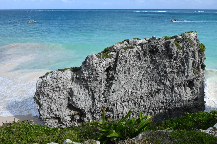 Tulum Zone Arqueologica 望向加勒比海, 海上的快艇是另一種參觀方式