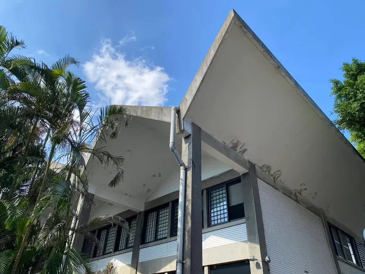 有飛簷較果的折板屋頂，側板刻意停留在高點，呈現輕盈飛翔感