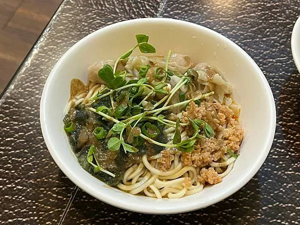 (信義區美食)查記麵館~老字好紅油皮蛋麵!餛飩飽滿、魚丸彈牙