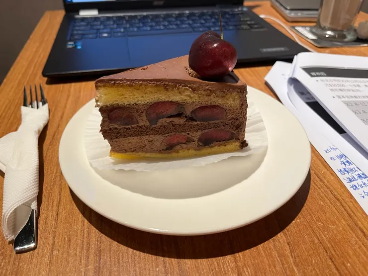 櫻桃巧克力蛋糕。