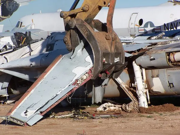 伊朗對雄貓零件的走私行動持續數十年，以致於美國海軍在自用的雄貓退役後為了避免更多零件流入伊朗而下令全面銷毀所有退役的雄貓。為了快速且高效的將這些戰鬥機分解成2*2英尺的碎片，負責拆解的廠商特地發展重達12萬磅的專用粉碎機；而就是這個巨獸也不能完整摧毀整架雄貓，諸如起落架等最為堅固且使用鈦合金強化的結構還需要割炬手工切割。
