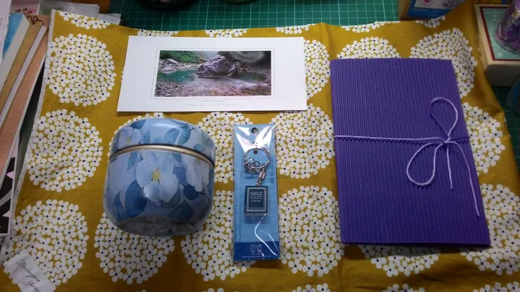 最右側綁上紫色繩子的小冊子，打開後便是畢業證書～原本是為了給身處國外的朋友線上開箱才拍照，結果變成少數有留下的紀錄XDD