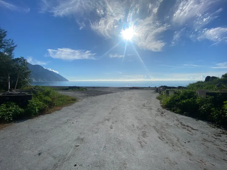 外海浪強，礫石灘不適合下水。