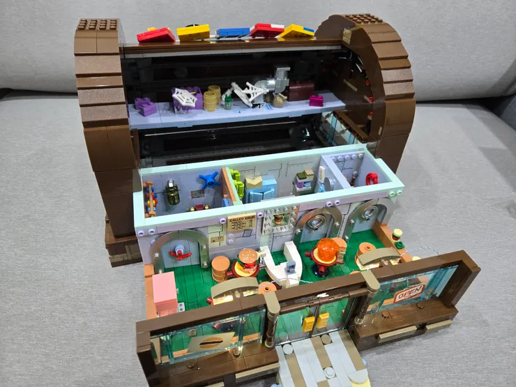 拉出一樓，可以看到閣樓有水管和蜘蛛網