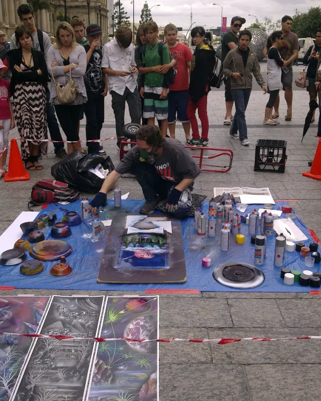 到處都可見的街頭藝人,我也想過如果找不到工作,應該也可以街頭賣藝! 當時有點後悔學的是電腦動畫...