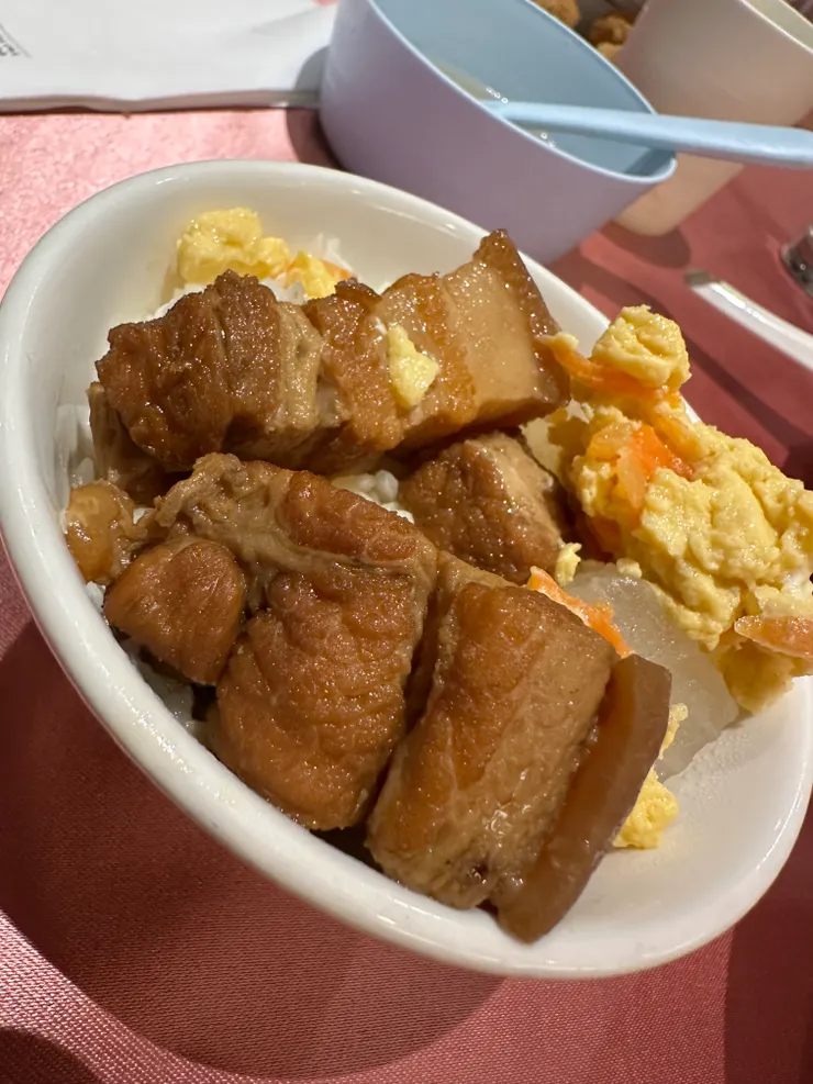 宵夜場老公吃控肉飯；還瘦成排骨，人生就是不公平