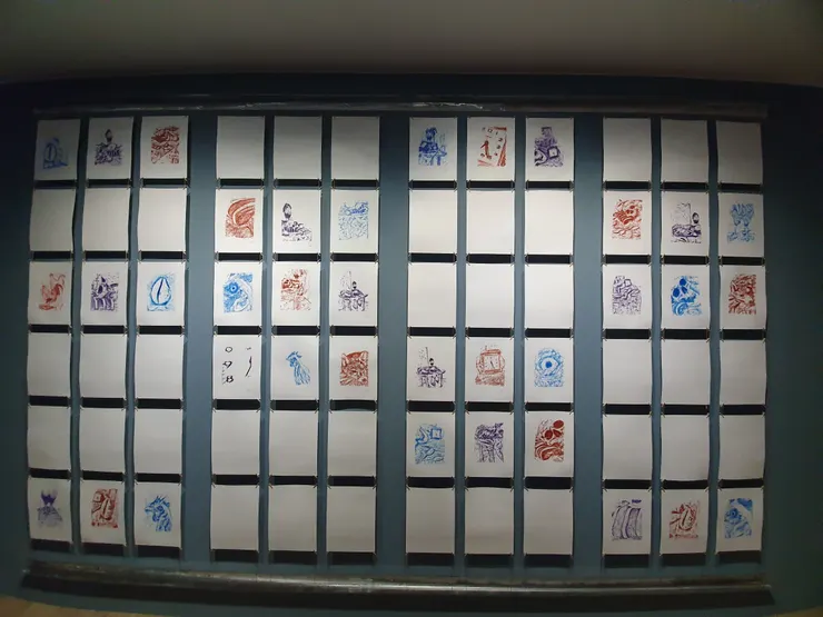 牆上的成品。透過色筆顏色與作品內視角比對，可以知道各自是哪位"學生"的作品。