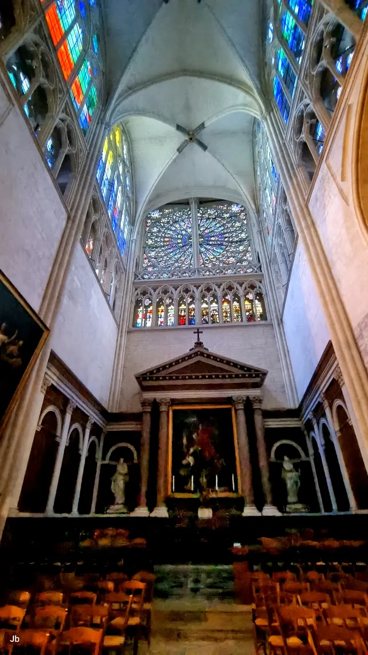 【要光有光彩色玻璃窗令人嘆嗟 仰之彌高無數拱柱連環接穹頂 祭壇與旁廳没繞完腦袋已打結】