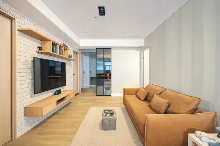 內政部新版成屋買賣契約上路,卻被批沒解決真正問題!本文深入探討為何凶宅、漏水、違建難以明文化,第一線房仲為何也支持「成屋買賣定型化契約」修法?並提供購屋族最有效的白紙黑字自保指南,避免交屋後糾紛不斷。