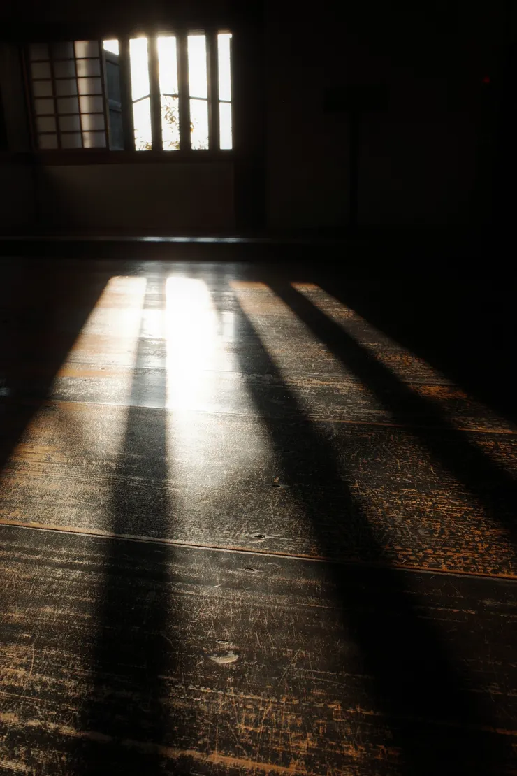 鑽過木窗的金黃色斜陽