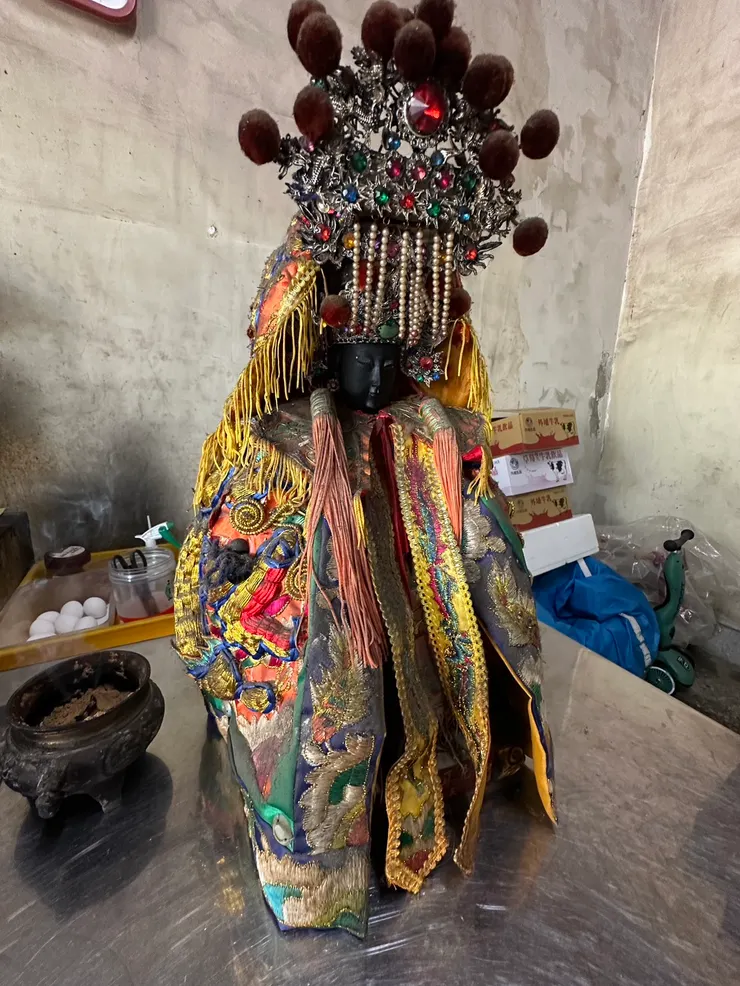 龍益行｜台南佛具店・金紙店・宗教百貨・神主牌雕刻・拜拜用品 專精 神主牌雕刻與祖先牌位製作，提供佛具、金紙、神桌、拜拜用品等完整祭祀用品。 服務包含：擇日安神位、安祖先、神桌安裝、神明換新衣到府服務，並支援 外縣市宅配，讓您安心完成祭祀。