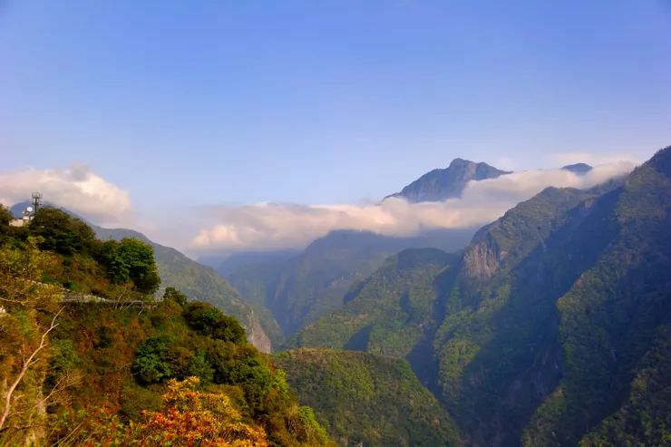 【這裏就很好且暫停散個步 靜觀群峰壯心中若有所悟】