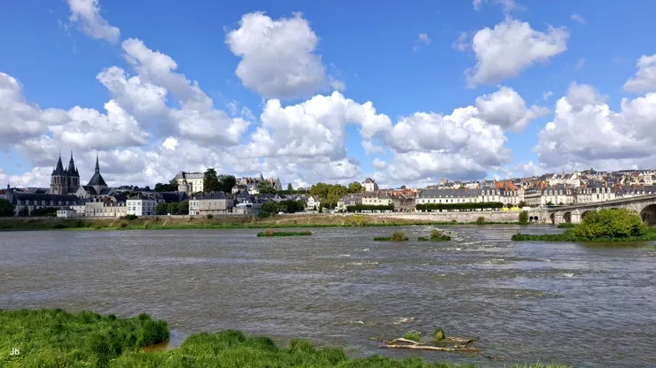 【二星餐廳隔羅亞爾河遙對老城區！米其林二星餐廳Blois Restaurant Christophe Hay在羅亞爾河畔，對岸就是布盧瓦老城區，可望見剛才的城堡。3座尖塔的建築即聖尼古拉斯教堂。】