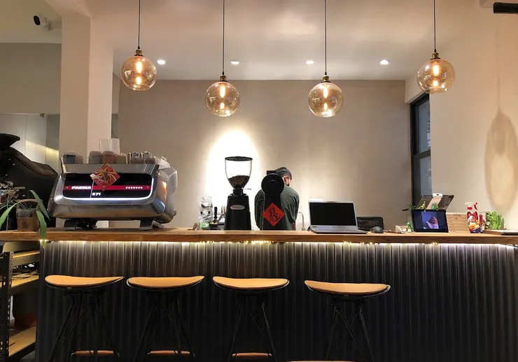 吧台的位置還時不時可以聞到老闆現泡咖啡時傳來的咖啡香