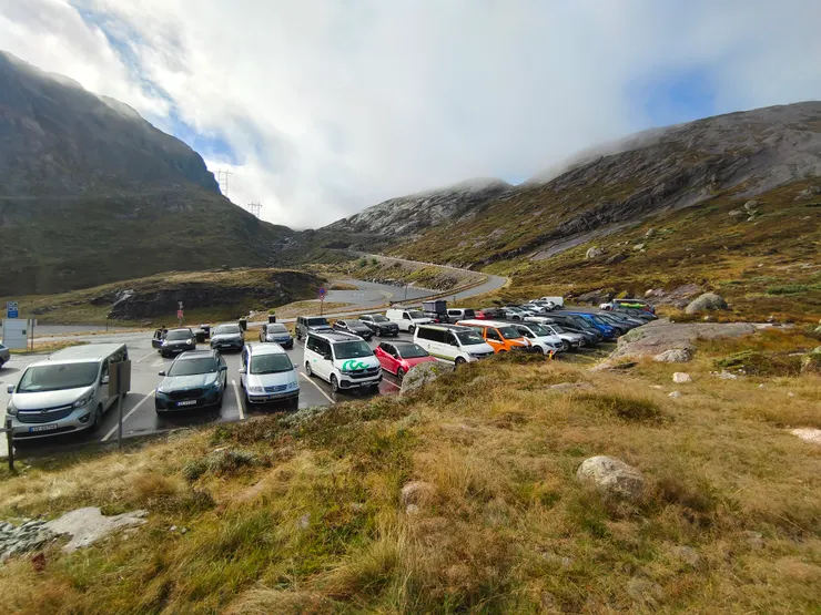 登山口處的停車場，我們抵達時已經停滿。