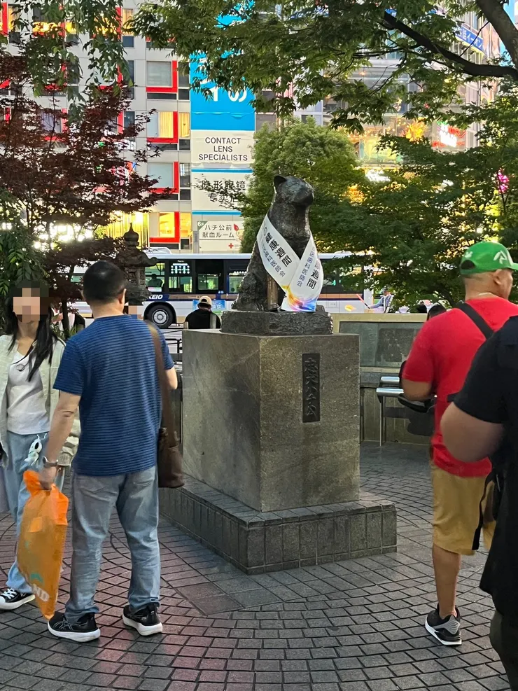 澀谷車站有名的忠犬八公銅像~要跟牠合照的人太多了還要排隊,我懶得排就遠遠的拍了一張