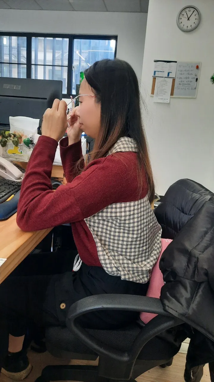 後面有支撐背都挺了