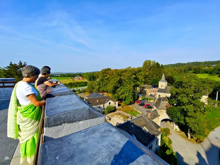 【世外桃源登螺旋爬梯從堡頂遠眺！城堡位在阿登山丘上。】