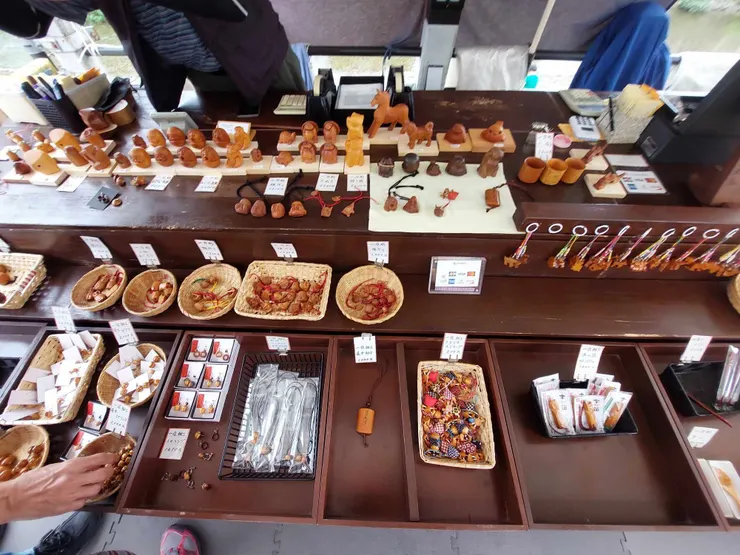 也有販賣木雕的攤販，攤販的老爺爺還用日文跟我介紹木雕