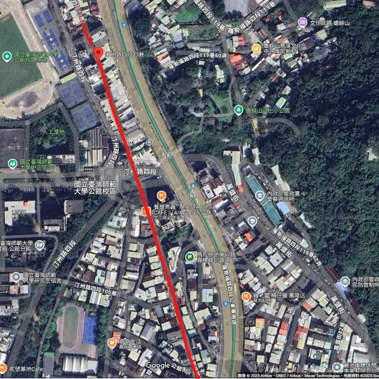師大分部前方，就是當年萬新鐵路通過的路段。往北走是汀州路四段23巷（全家超商旁），往南則是羅斯福路五段150巷。