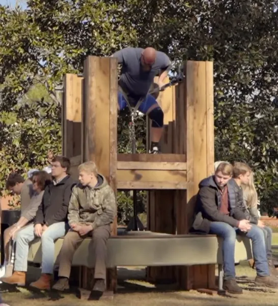 旺扎上尊（Nick Best）在喬治亞州舉起2791磅的旋轉木馬升降