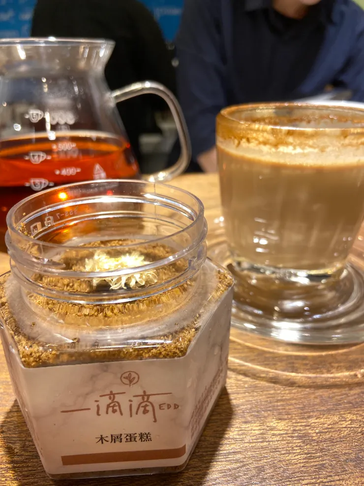 一滴滴的木屑蛋糕配上U cafe的咖啡