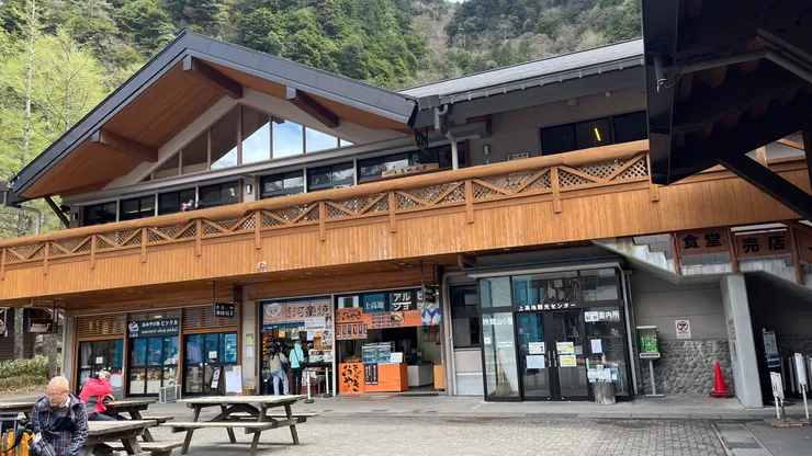 1樓是賣店，2樓為餐廳。