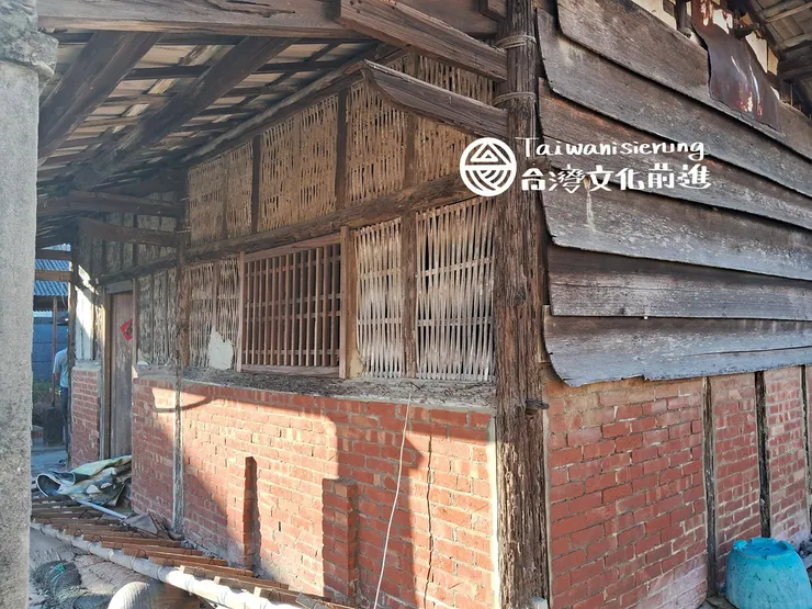 採集地點:嘉1,某間三合院老厝的附屬建物,可以看到其穿斗屋架構造和木柵窗。