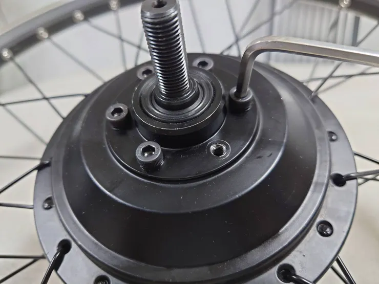 逆時鐘旋轉鬆脫18V Ekits 電輔輪上的碟煞盤螺絲