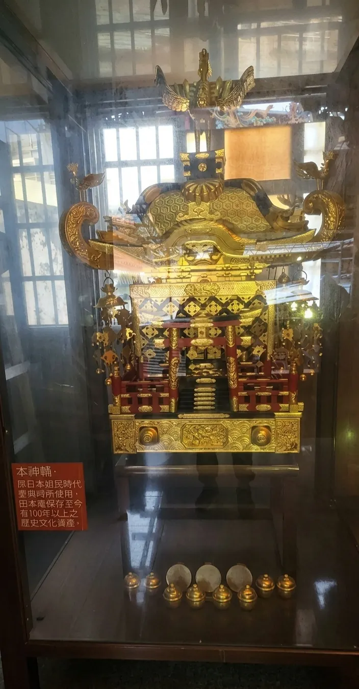 原本屬於新莊神社的兩座日本式神轎之小神轎。