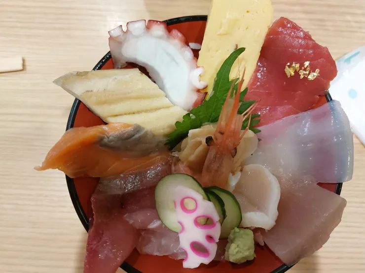 這樣滿滿的生魚片只要1200日幣的樣子，也是超滿足