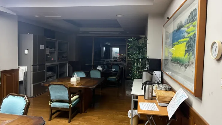 滿像亂入別人家的客廳。