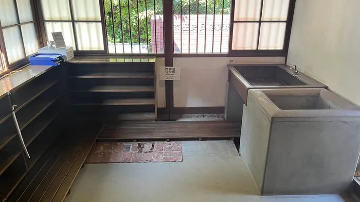 水槽在當時已經是近代化的設計。