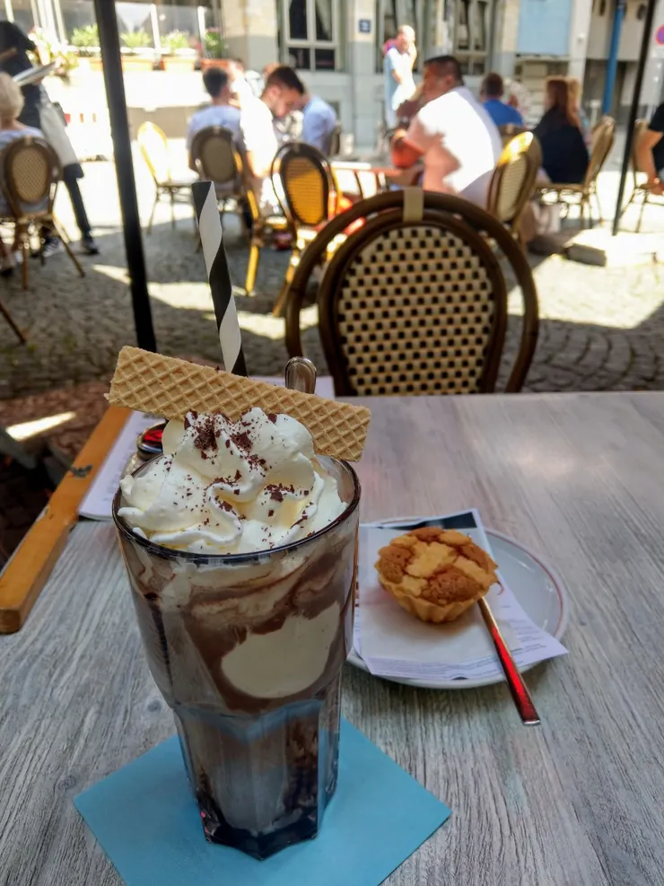 冰淇淋可可和在地名產「雲雀Lerchen」，據說當時萊比錫每年有數十萬隻雲雀被烹調。或拔毛後製成標本，從萊比錫地區運往世界各地，包括西班牙和莫斯科。1876年，薩克森的動物愛好者終於阻止了這種殘忍的做法。 真正的萊比錫雲雀自1876年起就消失了。聰明的萊比錫糖果商發明了替代品，開始以“Leipziger Lerchen”為商標，生產一種杏仁糖餡的酥皮撻。杏仁糖餡的酥皮撻依稀讓人聯想到鳥的皮膚：兩條交叉的酥皮條象徵著最初將標本連接在一起的線。