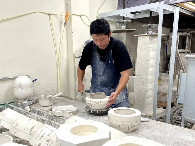 圖說：「烏金菱殼碳能量陶瓷碗」採用無毒無鉛釉料，透過獨家研磨技術，加上職人六道工序手作而成。（資料來源：貪貪Munchee）