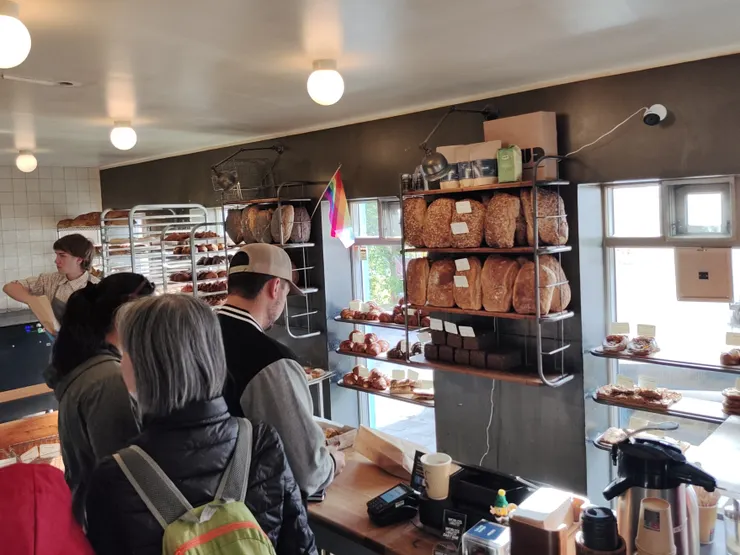 除了麵包,也有熱咖啡及茶,結帳後自裝、自倒、自泡、自取(右下角的熱水瓶是咖啡)。