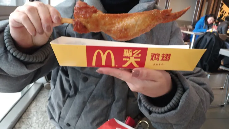 在這裡的麥當勞,雞翅大得有點誇張,一口下去還帶肉汁。回頭想想台灣那份精緻克制,突然覺得世界的尺度,好像不是同一把尺。