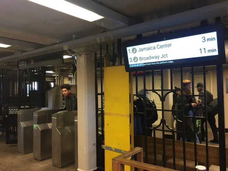 地鐵站用欄杆圍著